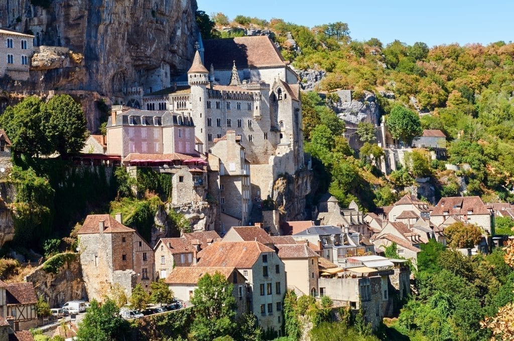 Rocamadour是法国最美丽的村庄之一，坐落在悬崖边