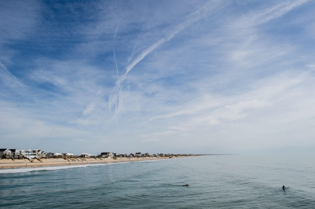 北卡罗莱纳州托普赛岛的海滩，部分多云的天空占据了图像的大部分