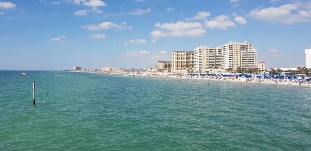 佛罗里达州的清水海滩是美国最好的白色沙滩之一。从水里看。