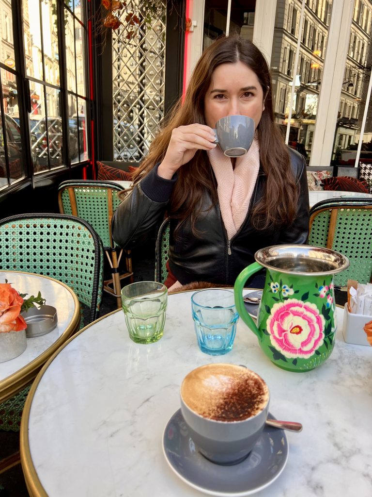 凯特王妃在法国巴黎的一家咖啡馆喝早餐咖啡