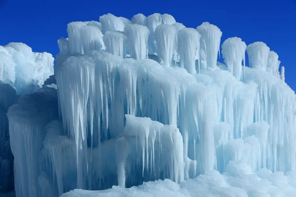 犹他州蓝天下的冰城堡