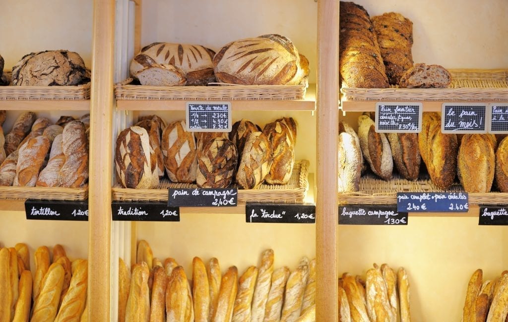 法国一家面包房的架子，在木架子上展示各种面包