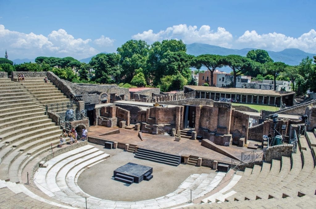 从上面俯瞰庞贝的罗马圆形剧场