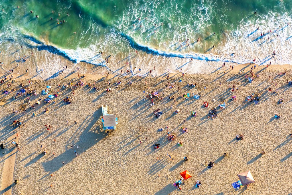 洛杉矶附近圣莫尼卡海滩的鸟瞰图，这里是美国最好的度假胜地之一