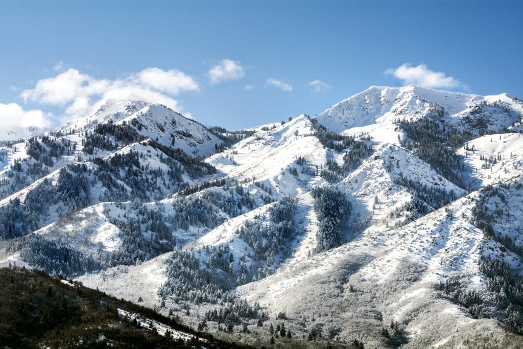 犹他州SLC北部白雪覆盖的山脉
