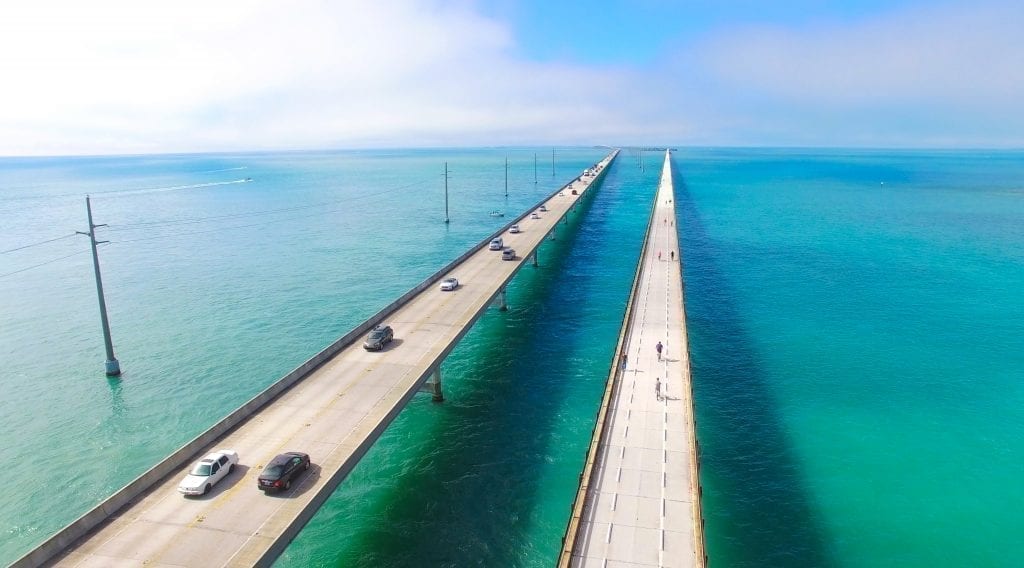无人机拍摄的加勒比海高速公路通往佛罗里达群岛。佛罗里达群岛是美国最好的旅游胜地之一