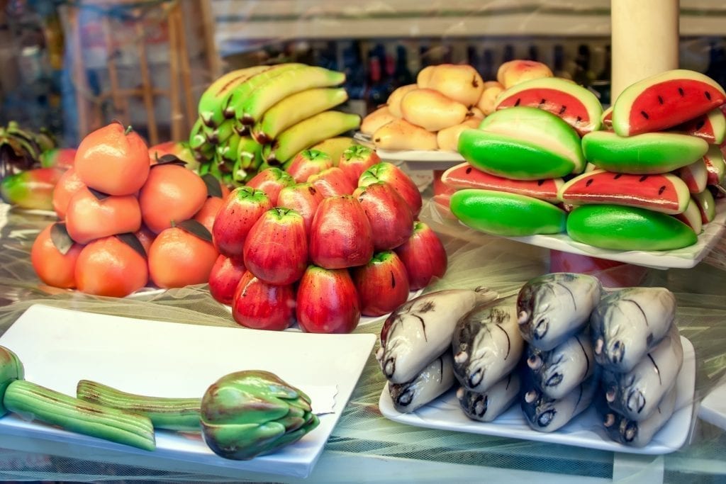 商店橱窗里形似水果和蔬菜的杏仁糖
