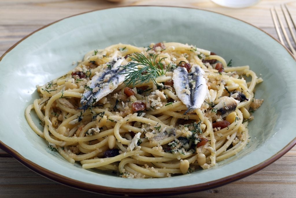 浅蓝色碗里的意大利面是西西里最好的菜之一