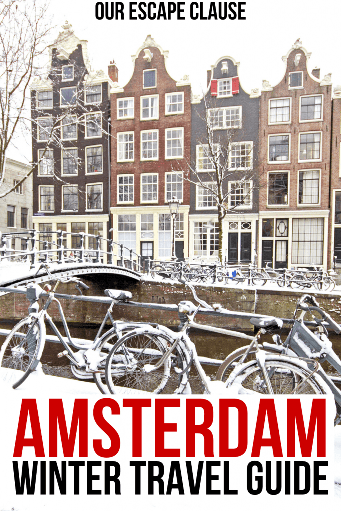 在一个雪天，阿姆斯特丹运河边的排屋，前景是停放的自行车。白色背景上黑红相间的文字写着“阿姆斯特丹冬季旅游指南”必威体育官方登录