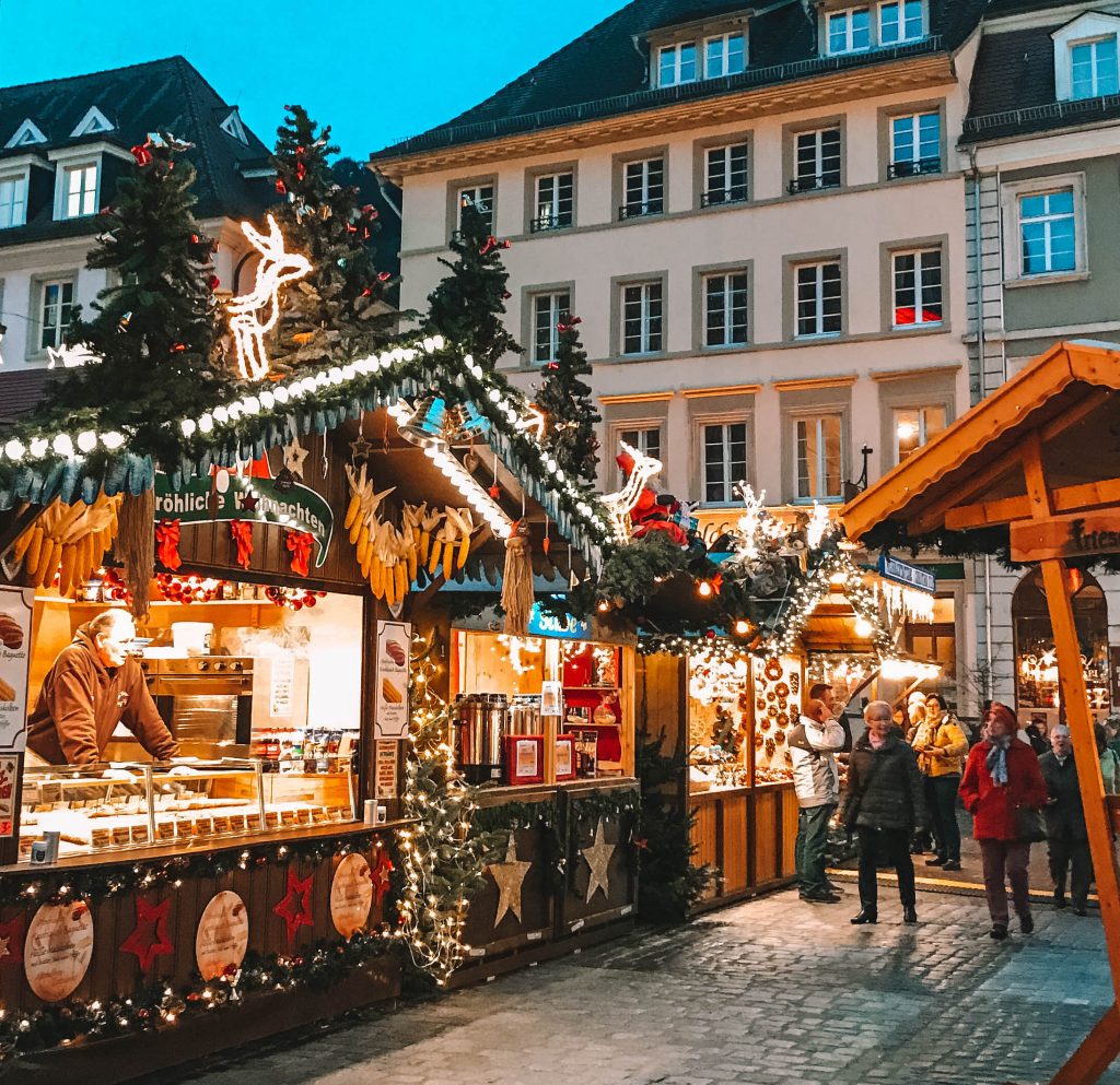 德国海德堡圣诞市场的照片在蓝色的时间