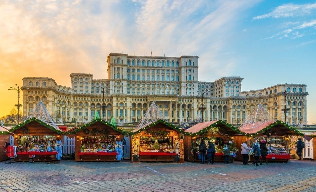 布加勒斯特议会前的圣诞市场，议会大楼在背景中可见