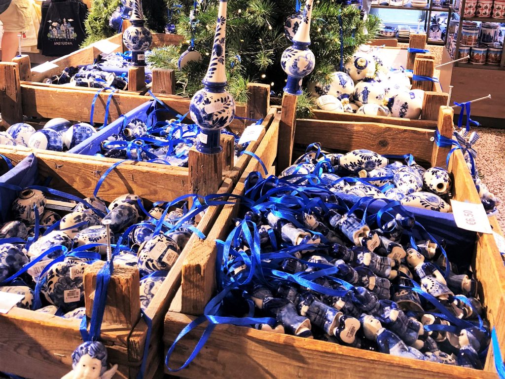 阿姆斯特丹圣诞市场上出售的蓝白饰品