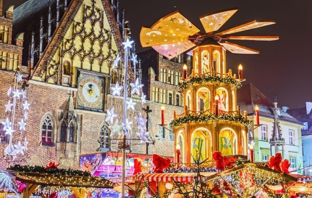 特写的弗罗茨瓦夫圣诞市场在晚上与前景的装饰和背景中的市场广场建筑