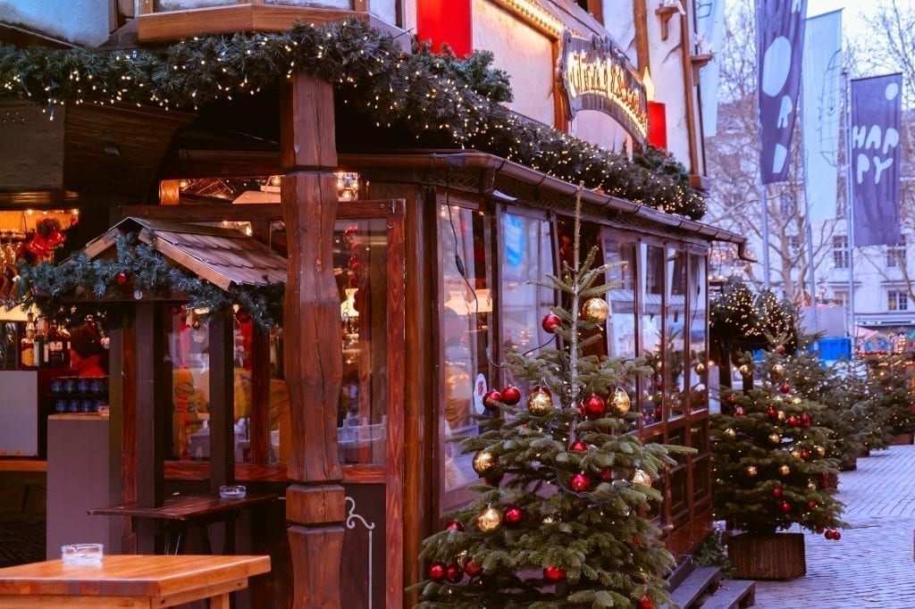 德国的木制圣诞市场建筑装饰着绿色植物。德国无疑是欧洲最好的圣诞市场之家!