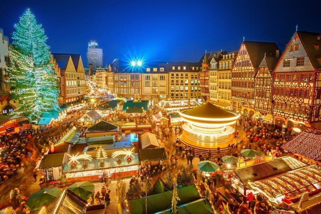 在蓝色时间从上面看法兰克福，欧洲最好的圣诞市场之一