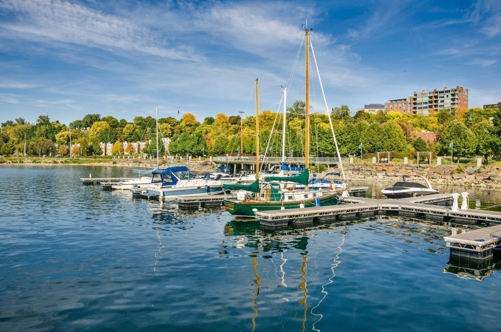 帆船停在佛蒙特州伯灵顿的湖边，这是波士顿最好的周末度假胜地之一