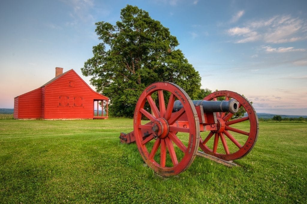 纽约萨拉托加附近历史悠久的红色农舍和大炮，是马萨诸塞州波士顿最好的周末旅行之一
