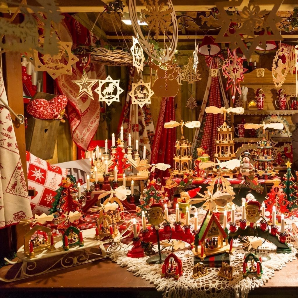 在法国的一个圣诞市场上出售的木制装饰品和其他节日装饰的照片