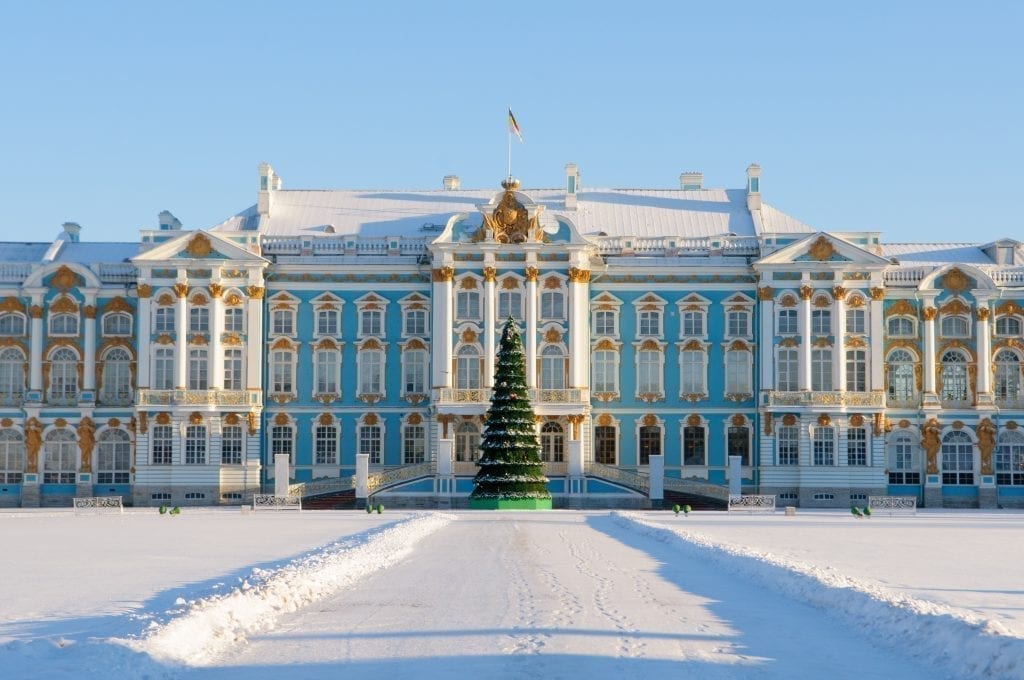 俄罗斯圣彼得堡附近的蓝色宫殿，冬天有雪，前面有一棵圣诞树