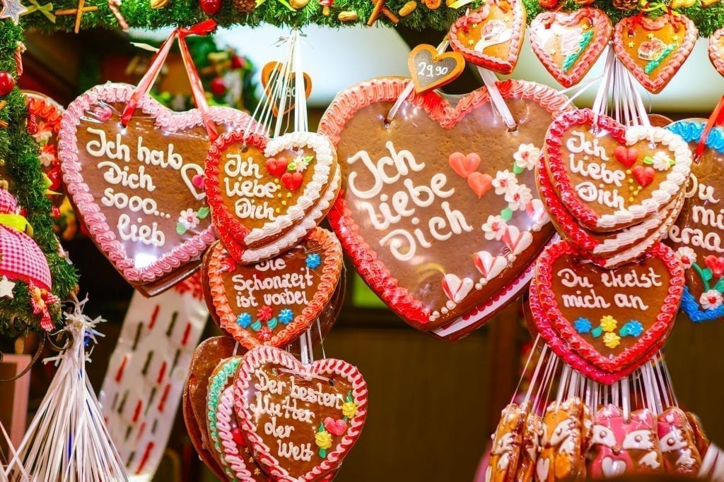 德国圣诞市场的摊位上挂着心形姜饼。欧洲最好的圣诞市场通常在德国!
