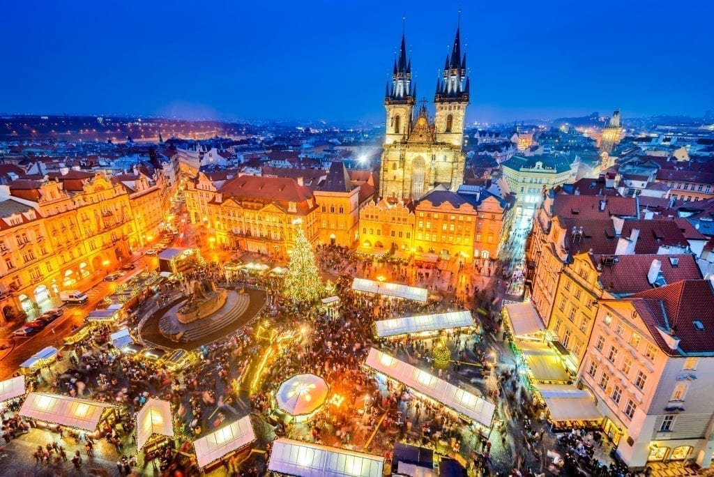 蓝色时间从上面看到的中央广场上的圣诞市场。布拉格有欧洲最好的圣诞市场