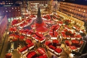 夜晚的科隆德国圣诞市场，从上面看，红色屋顶的摊位突出。科隆拥有欧洲最好的圣诞市场之一