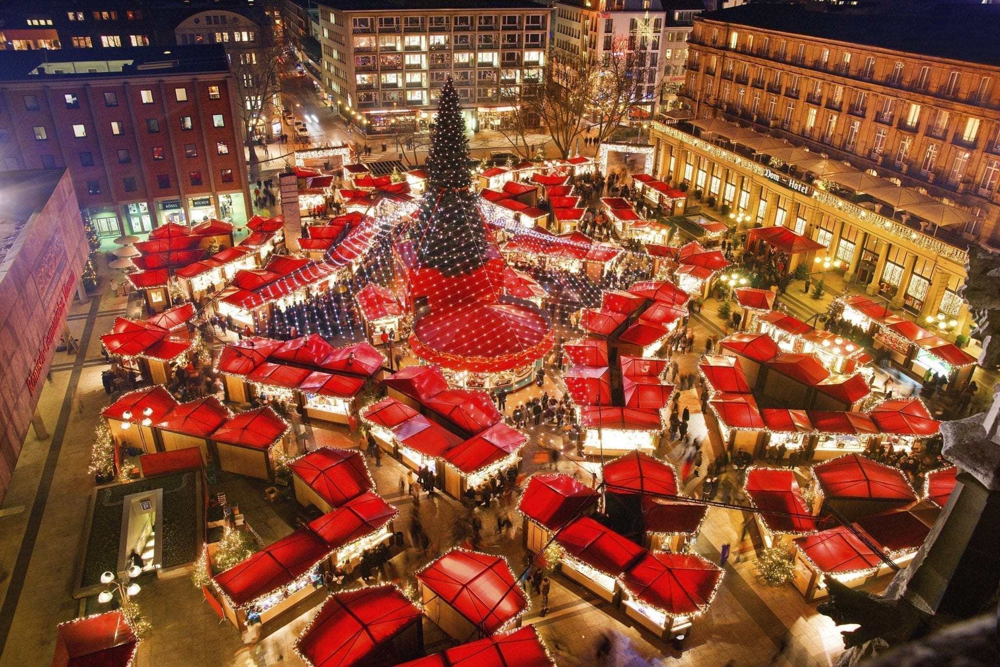 科隆德国圣诞市场的夜晚，从上面看，红色屋顶的摊位突出。科隆拥有欧洲最好的圣诞市场之一