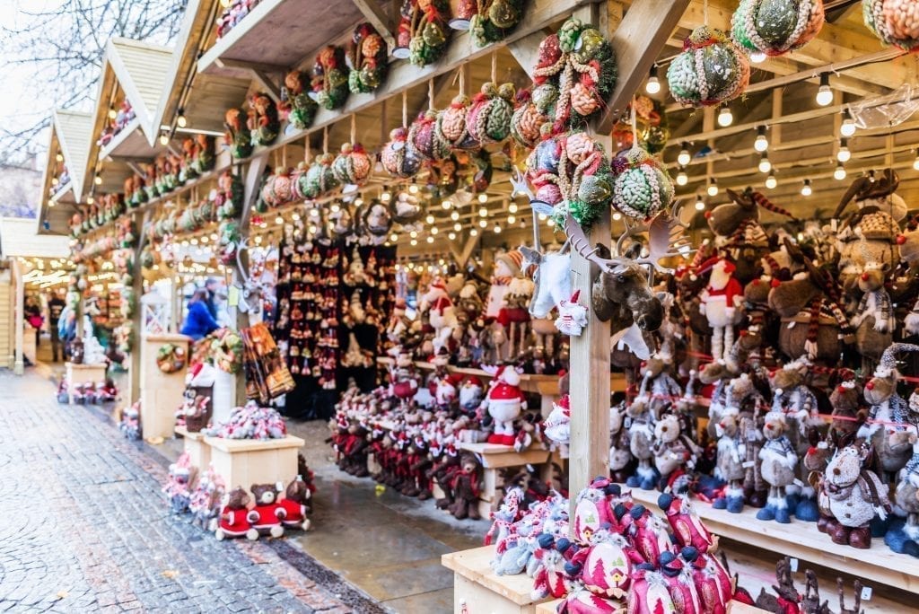 英格兰曼彻斯特的木制圣诞市场摊位上出售的装饰品，这里是欧洲最好的圣诞市场之一
