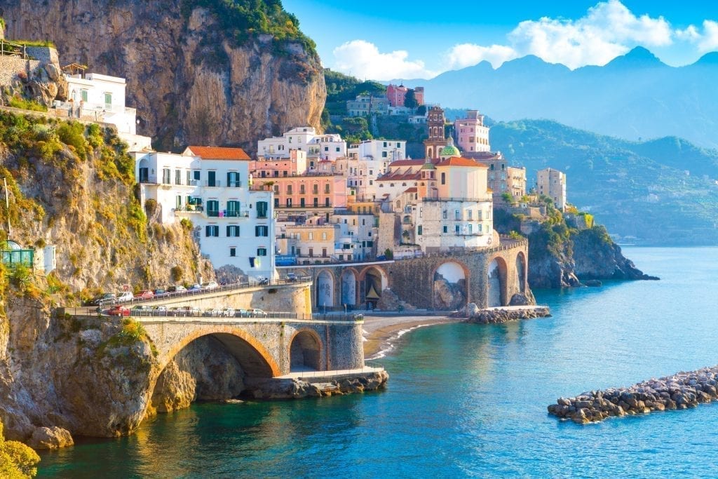 阿马尔菲海岸的景色，右边是大海，左边是村庄。美丽的阿马尔菲海岸是意大利最好的旅游胜地之一。