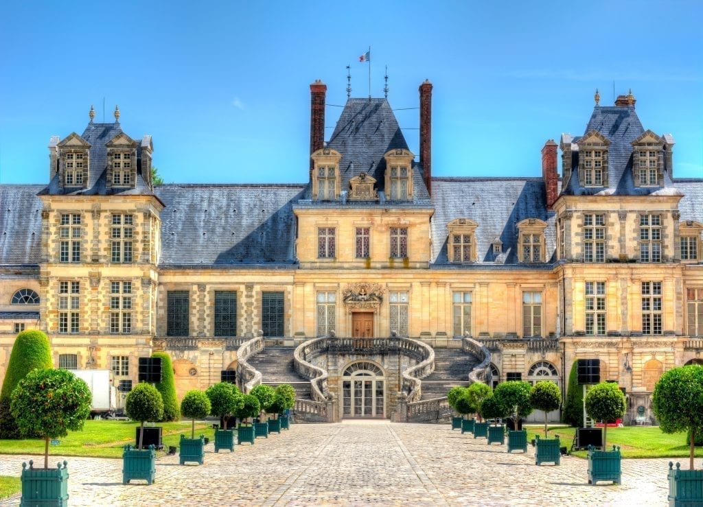 Château de枫丹白露的外观从前面看，从法国巴黎最好的一日游之一