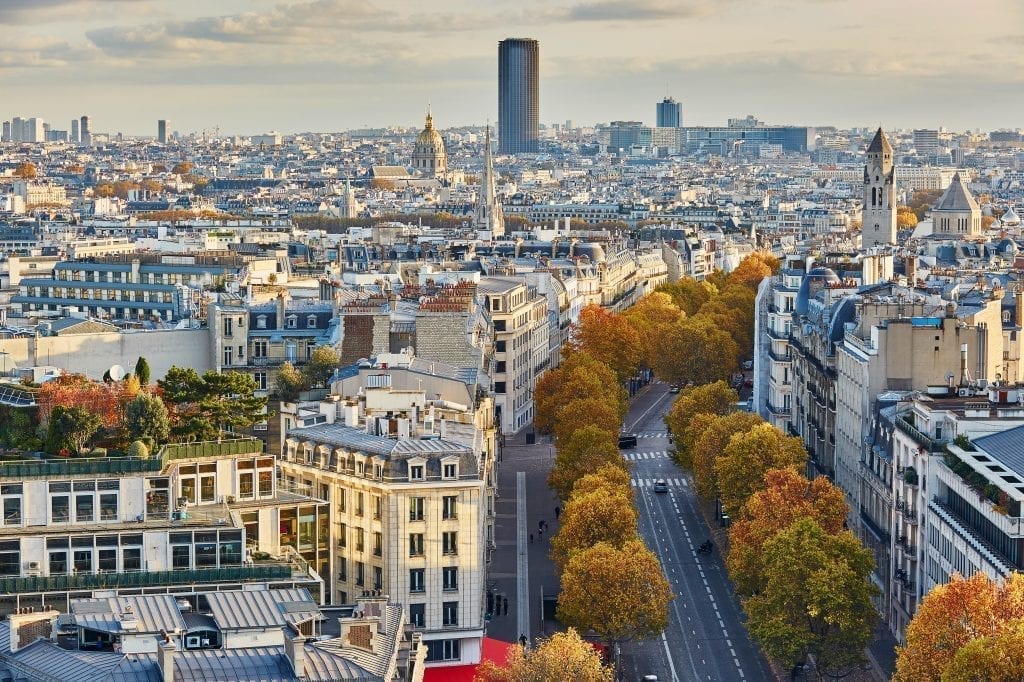 秋天的巴黎天际线，蒙帕纳斯塔巴黎为中心背景