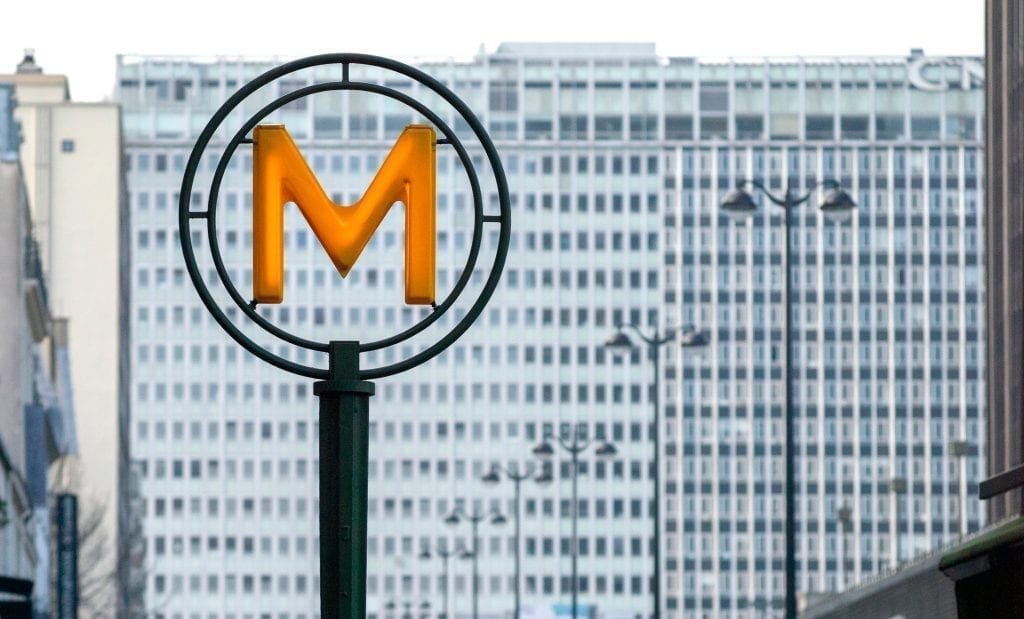 黄色“M”标志表示法国巴黎Montparnasse-Bienvenüe地铁站
