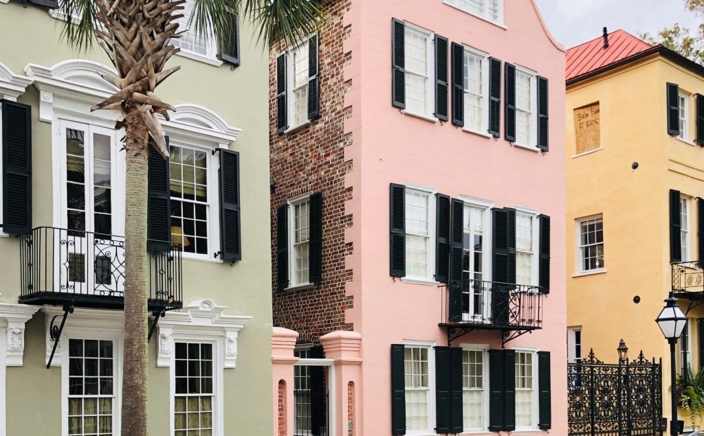 历史悠久的房屋被粉刷成柔和的颜色，这是南卡罗来纳查尔斯顿三天行程中必看的景点