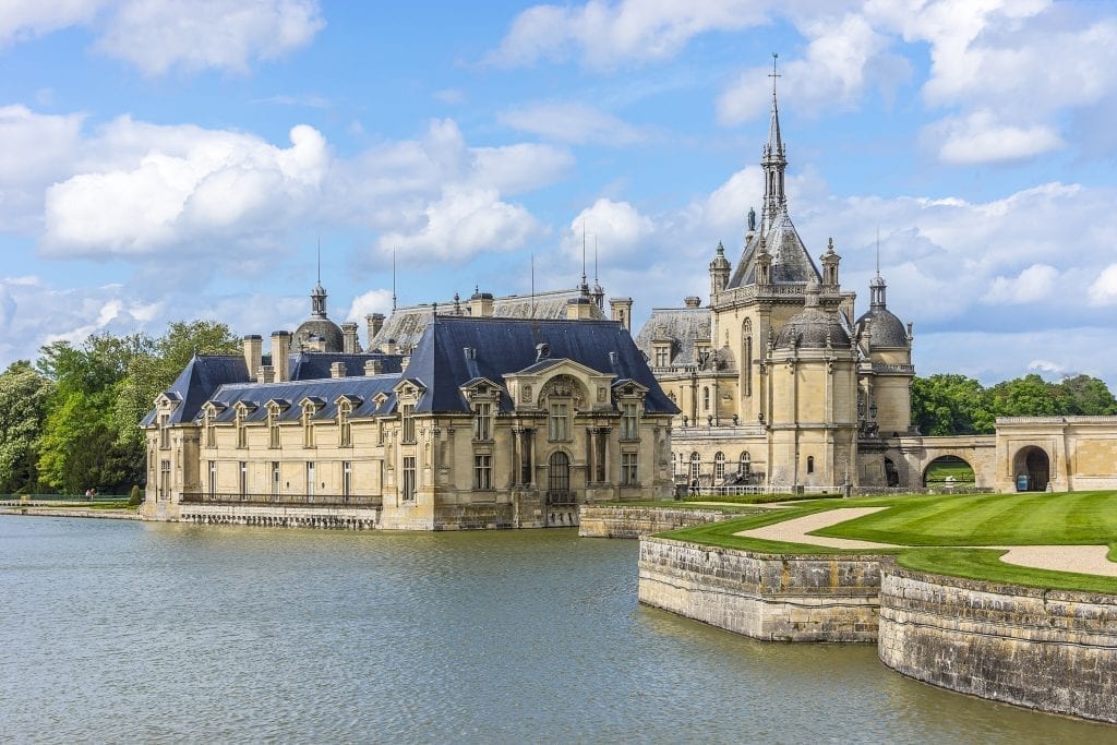 从池塘对面看到的尚蒂伊城堡的外观，这是巴黎最好的一日游之一