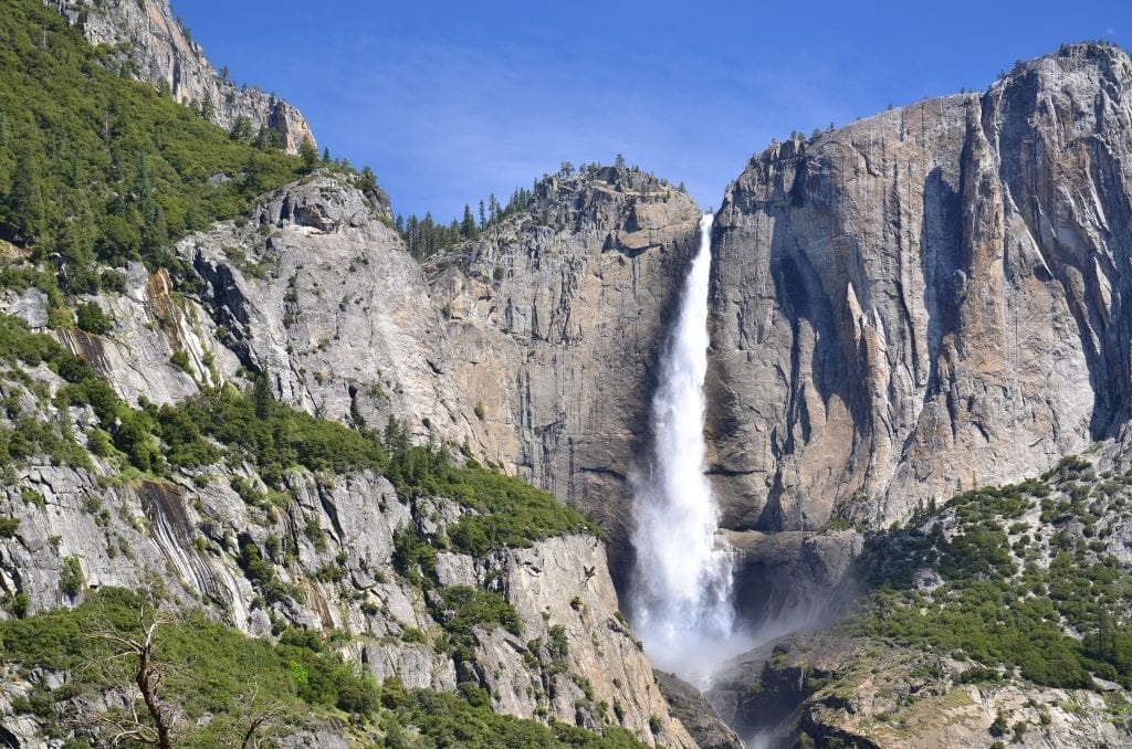加利福尼亚州的约塞米蒂瀑布是美国西海岸最好的自驾游目的地之一