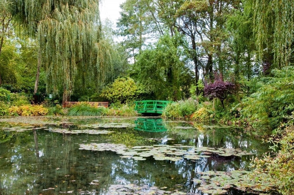 吉维尼的水上花园与绿色的桥在中后可见。吉维尼是从法国巴黎出发的最有趣的一日游之一