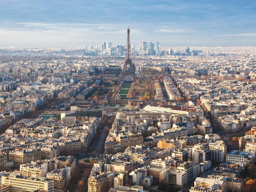 从巴黎蒙帕纳斯塔俯瞰，照片中央是埃菲尔铁塔，后面是拉德芳斯