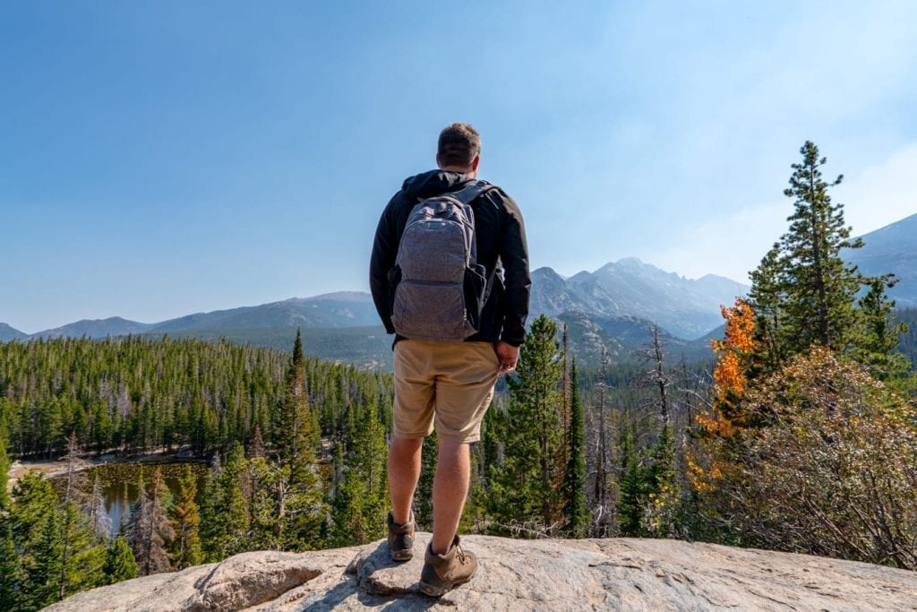杰里米·斯托姆背着灰色背包在落基山国家公园徒步旅行