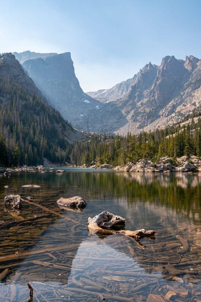 落基山脉国家公园徒步小径的梦幻湖垂直照片