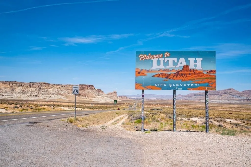 欢迎来到犹他州签署犹他州亚利桑那州边境的犹他州国家公园公路之旅