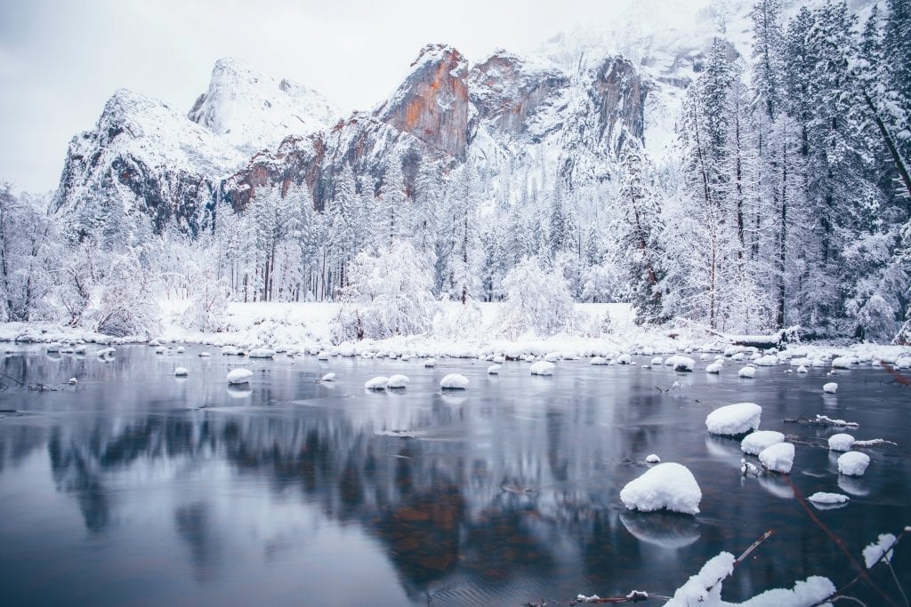 冬天，约塞米蒂国家公园里的一个湖泊，积雪覆盖了树木，湖面上结了冰