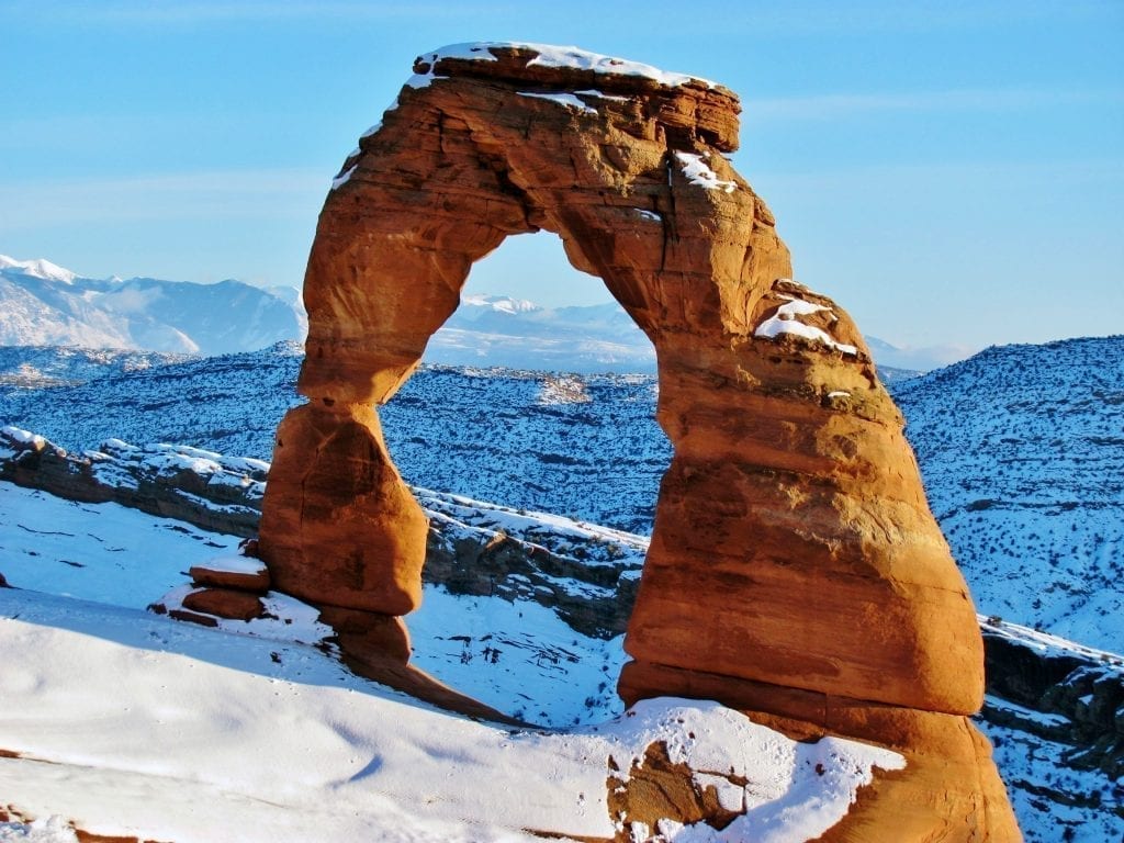 冬天在国家公园游览时，可以看到精致的拱门和地上的雪