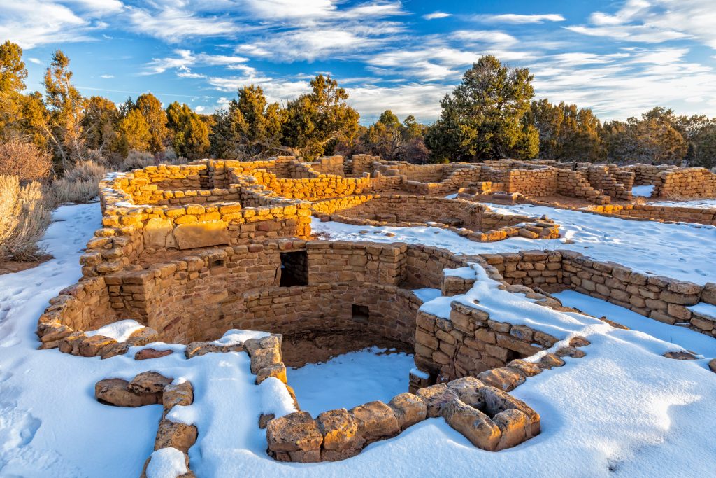 在梅萨维德国家公园的考古遗址覆盖在冬季美国国家公园的积雪中