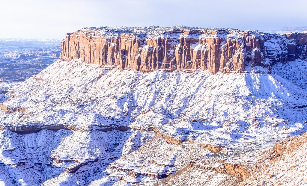 峡谷地国家公园的景观在冬天下雪的美国