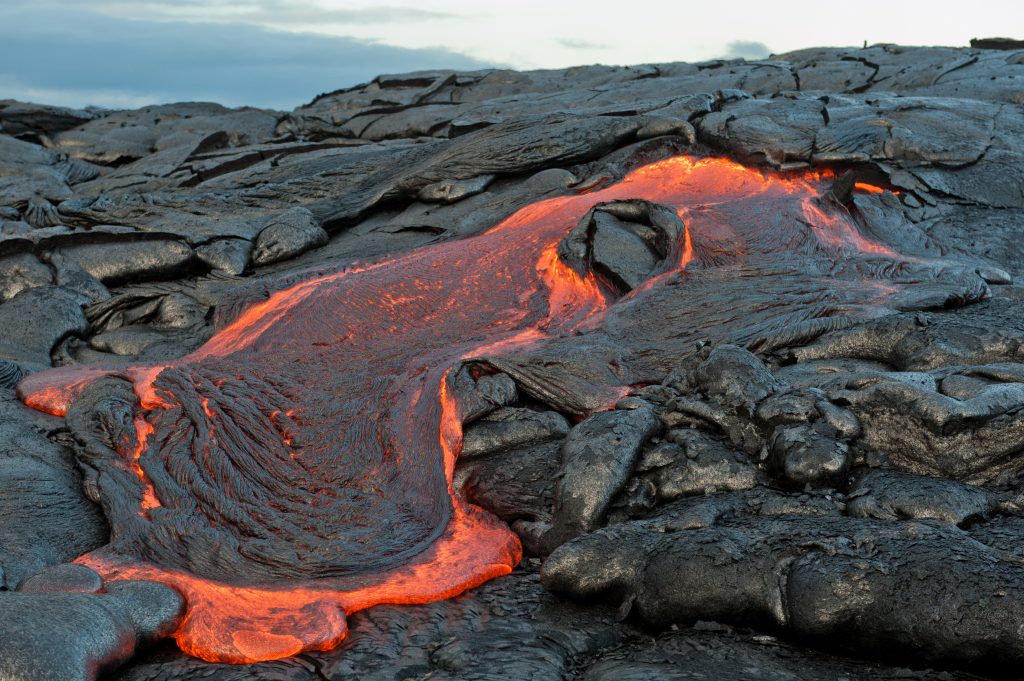 熔岩流在火山国家公园夏威夷