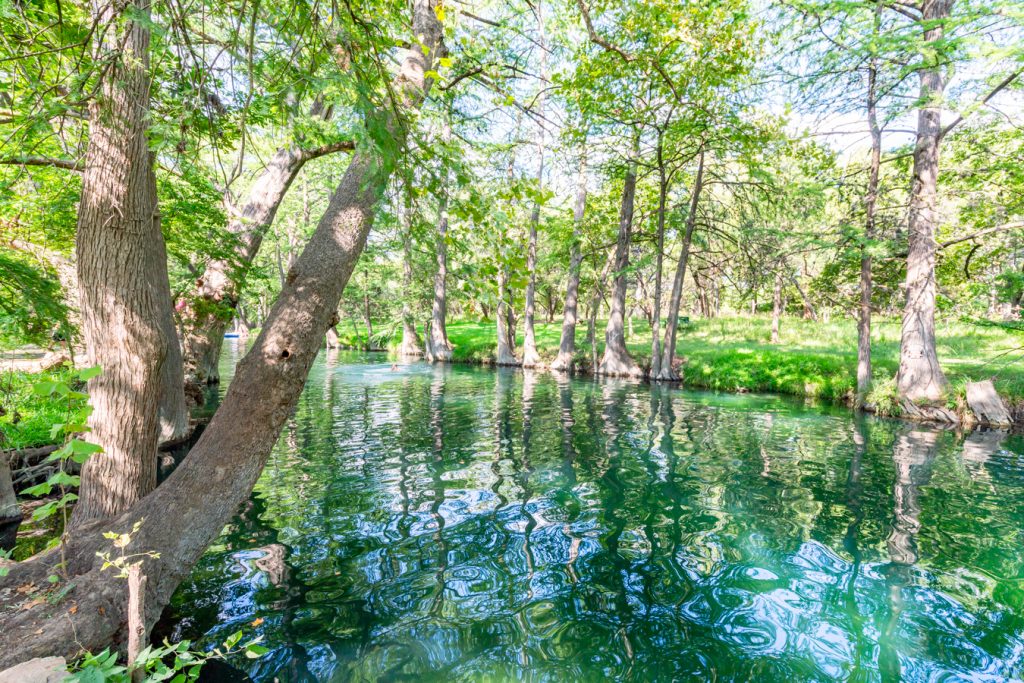 德克萨斯州温伯利的柏树溪蓝洞，美国最好的小城镇之一