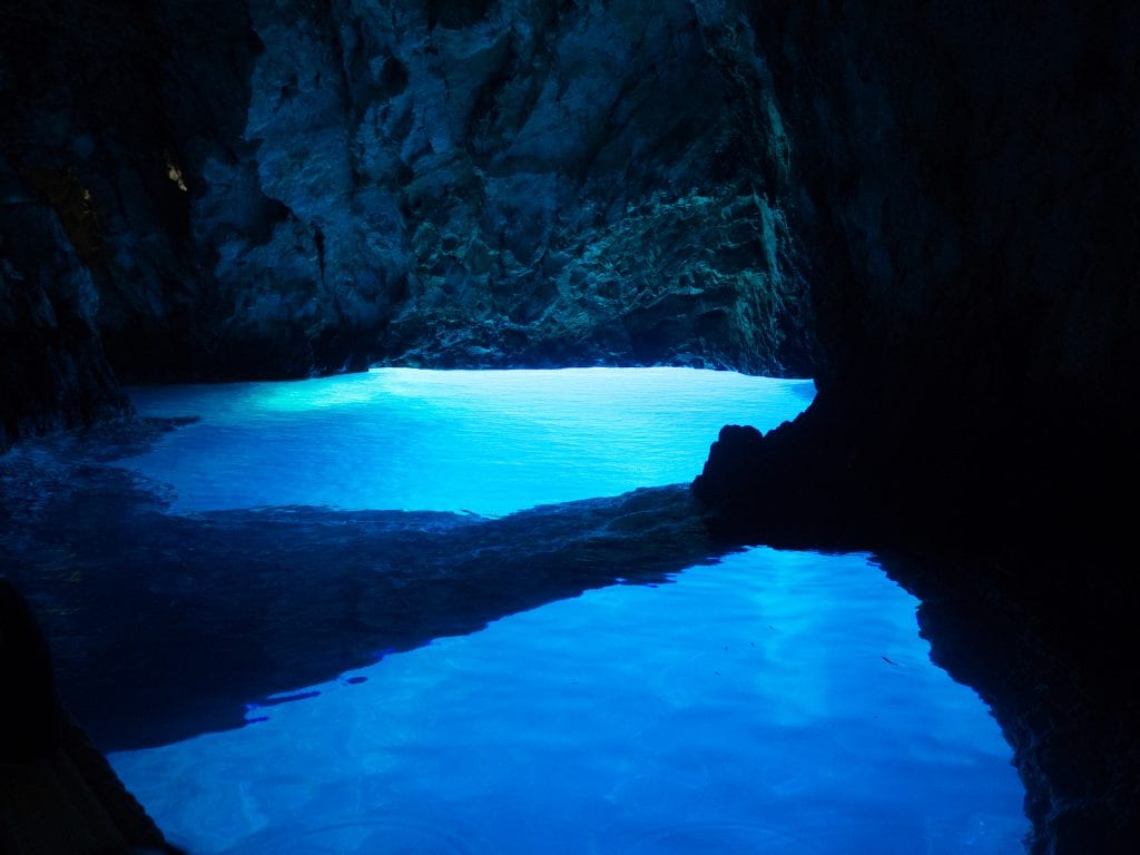 克罗地亚比斯维奥发光的蓝色洞穴