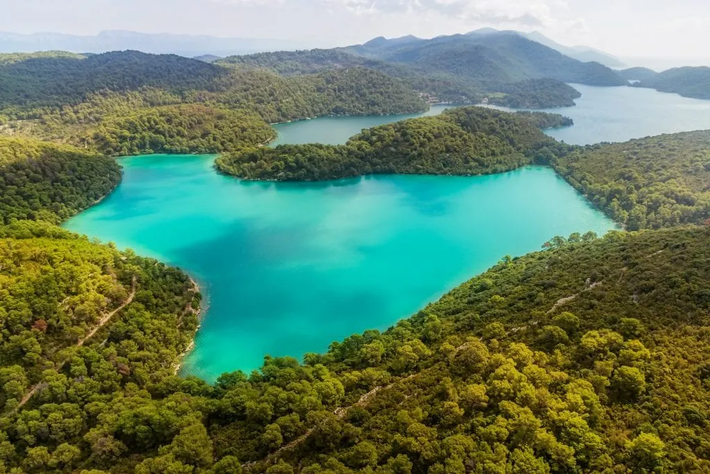 从克罗地亚mljet国家公园俯瞰绿松石色的湖泊，这是克罗地亚最美丽的地方之一