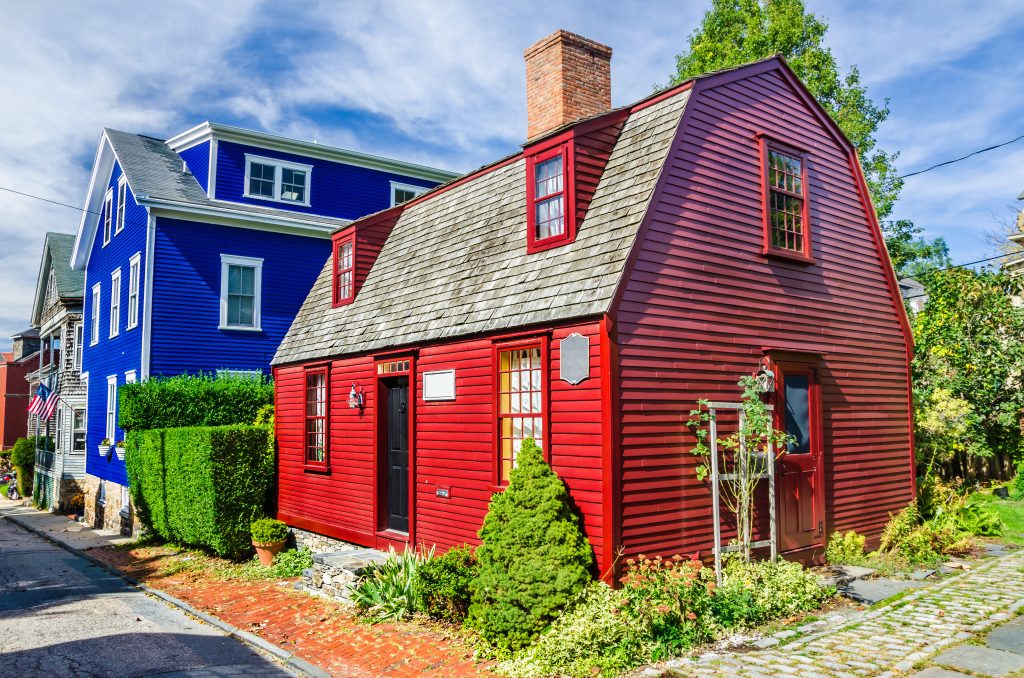 纽波特，美国最美丽的小镇之一，鲜红和蓝色的建筑