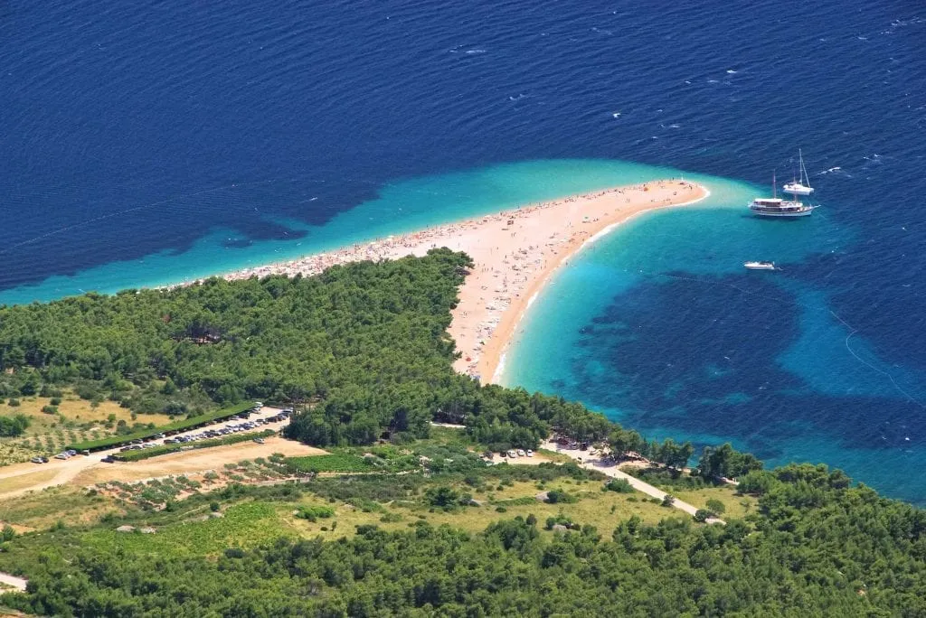 克罗地亚布拉克著名的兹拉特尼老鼠海滩，这是通过无人机从上空看到的
